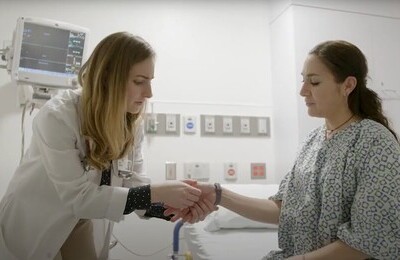 Кодирование Аквилонг в Хасавюрте Врач держит пациентку за руку