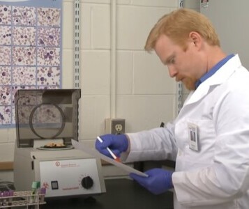 Клиника лечения наркозависимости в Хасавюрте Врач в кабинете клиники