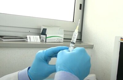 Проведение кодирования Вивитролом в Хасавюрте Шприц с Вивитролом в руках у врача